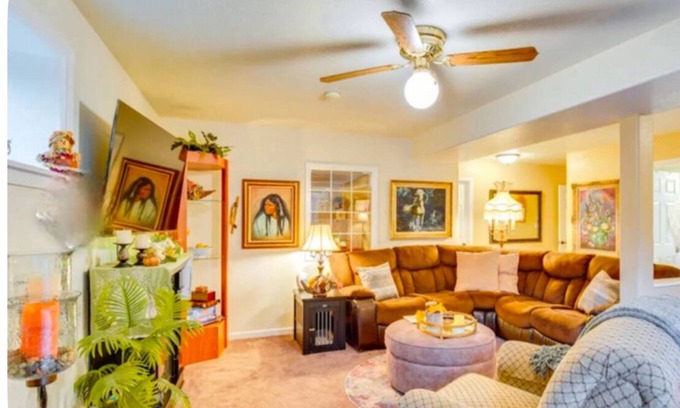 Graham House | tExclusive Spacious 1500 sq ft 2BR Suite with Hot Tub, Sauna, Gym & BBQ Deck