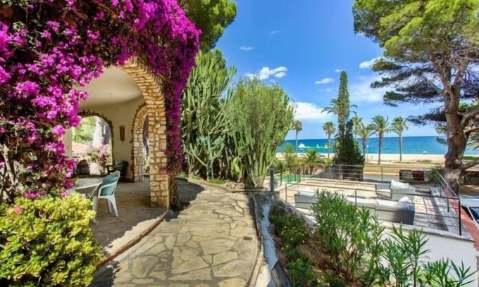 Miami Platja Villa | TH06 Villa in Miami Platja · 6 bedrooms · 12 beds · 4 baths