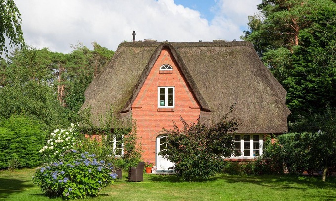 Nebel House | Thached roof house in Nebel on the island Amrum - located in the beautiful woods
