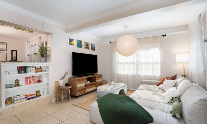 Bowe Gardens House | Thai · Cozy Ginger Home with Pool · 12 minutes to Beach · Pet-Friendly