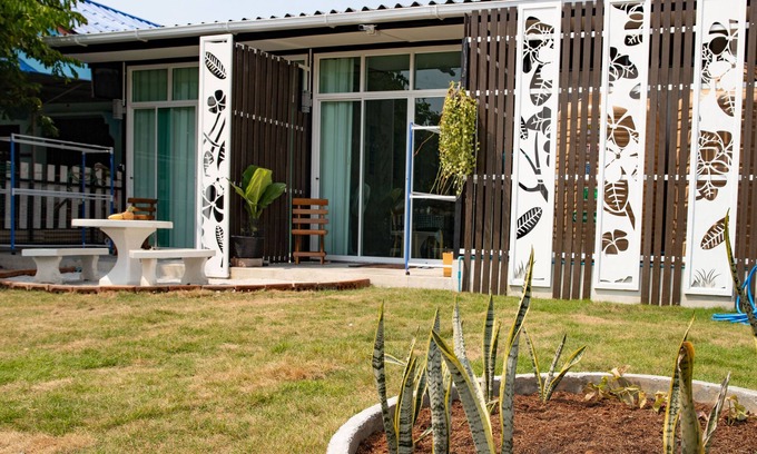 Central Pattaya House | Thai Neighbourhood Duplex Stay- 3 bedroom Home with Close Proximity to the Beach