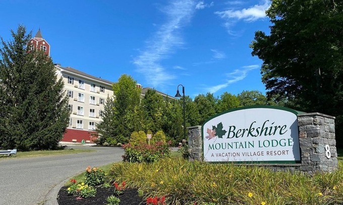 Pittsfield Condo | Thanksgiving Mountain Lodge, Mass.- 1 BR 1 Ba. Bousquet Mt Ski 11/26-11/29/2025