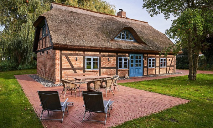 Ummanz House | Thatched roof fisherman's house - Vorpommersche Boddenlandschaft National Park - Baltic Sea