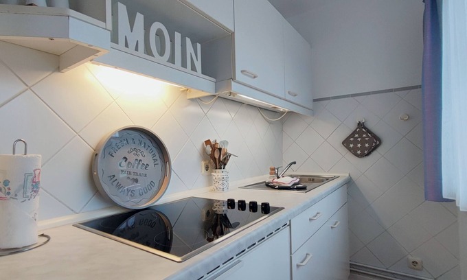 Nieblum Apartment | Thatched vacation home in an attractive location.