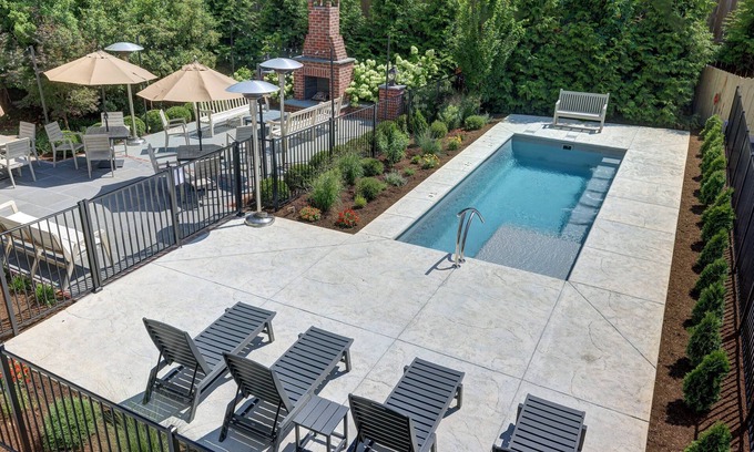 North Downtown Hotel | The 200 South St | Queen Rm 4