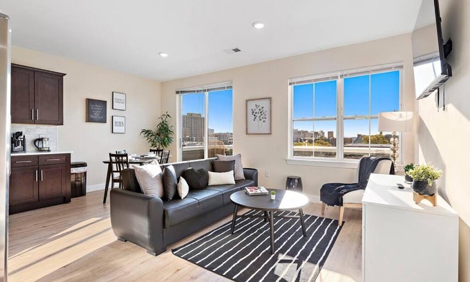 Newark Apartment | The 501 Getaway-2BR*HiddenGem*Skyline view*Rooftop