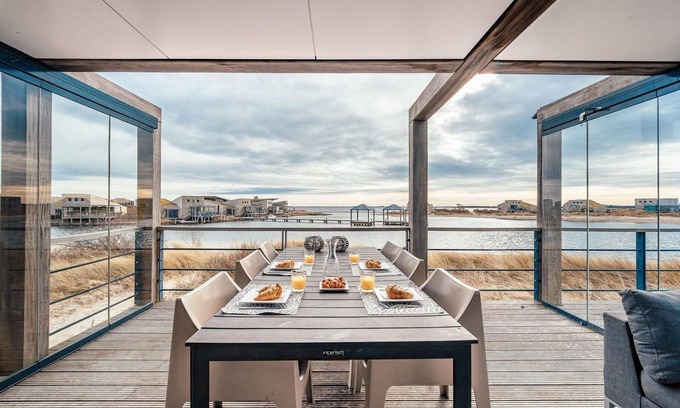 Ouddorp House | The 6-person Villa Deluxe features a luxurious and comfortable interior, terrace with a view over the water, perfect for families with children.