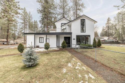 Post Falls House | The Affordable Family Fun House- Ping Pong, Pool Table, Darts