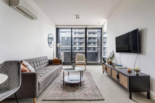 Melbourne Apartment | The Albert Edge - Relaxed Lakeside Escape with Gym