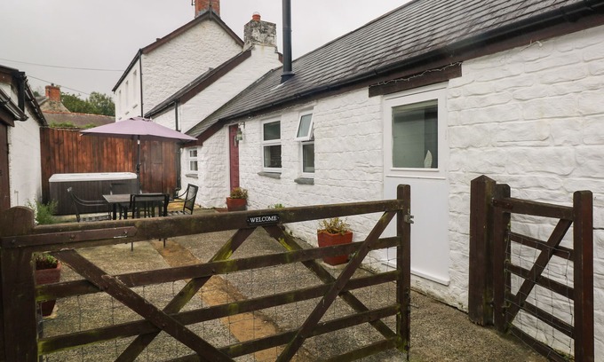 Narberth Cottage | THE BARN AT WAUNLIPPA, pet friendly, with hot tub in Narberth