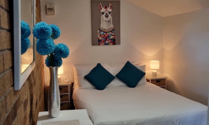 Woodridge Apartment | The Batch. Granny flat, close to Diggers RSL & Sunday Markets, GoldCoast line.