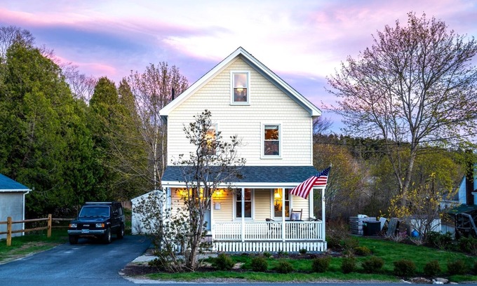 Boothbay Harbor House | THE BAY HOUSE | BOOTHBAY HARBOR | PET FRIENDLY | WALK TO TOWN
