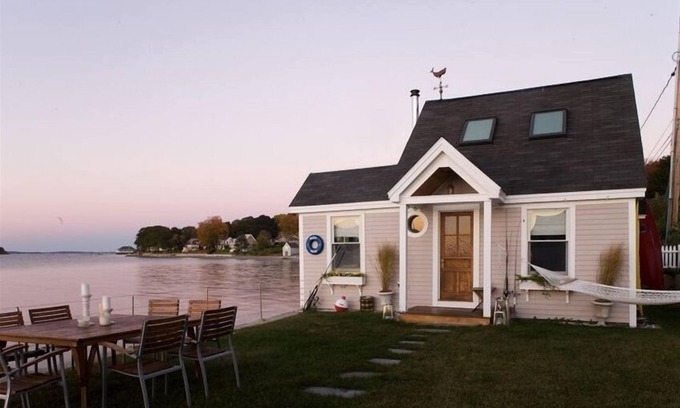 Peaks Island Cottage | “The Beach House” Peaks Island Oceanfront Cottage
