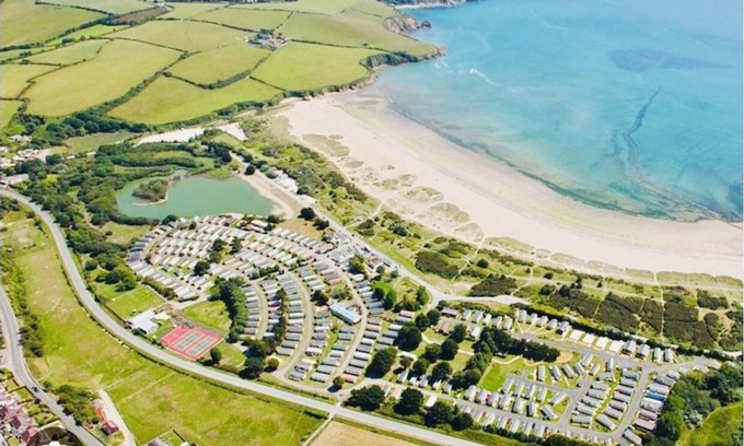 Par House | The Beach Retreat - Homely Beachside Caravan on 5* Park