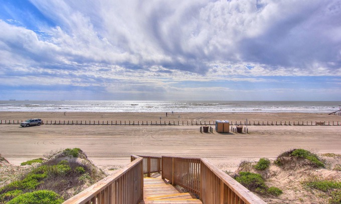 Port Aransas House | The Beachside - Banyan Beach, Ocean View & Short walk to Beach
