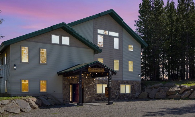 Island Park House | The Bear Den,9Br/8Ba,Sleeps 34,Hot tub,BBQ,Firepit,WIFI,20m 2 YNP,Mountain Views