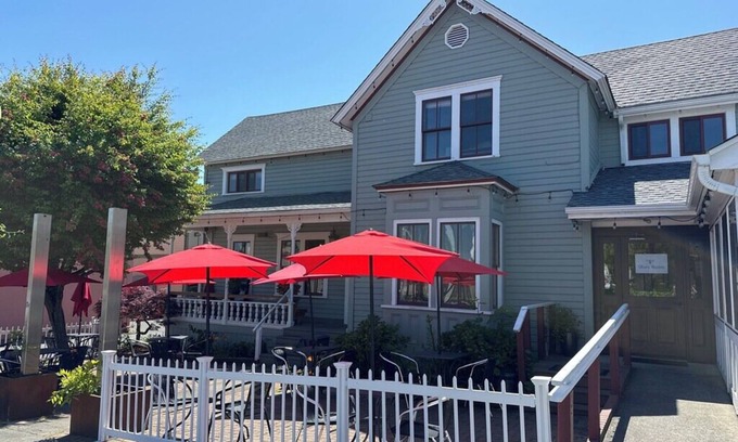 Friday Harbor Condo | The Bee Suite - Heart of Friday Harbor -1BR Condo, WiFi, AC, Walk to everything!