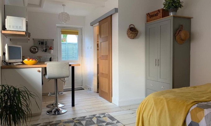 Exmouth Apartment | The Beehive - Self Contained Studio by The Sea