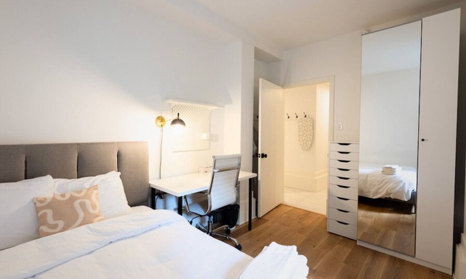 Shaughnessy Village Apartment | The Bergen - 3 bedrooms,1.5 bathroom Apartment in Montreal Downtown With Parking