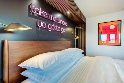 Newport Hotel | The Berry at The Louie Boutique Motel, Walk to Everything! Dog Friendly!