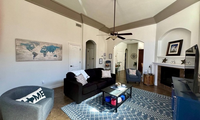 Biggs Field House | The Best Home for Families-Dogs/Pool/Gated Community w/Security & Many Amenities