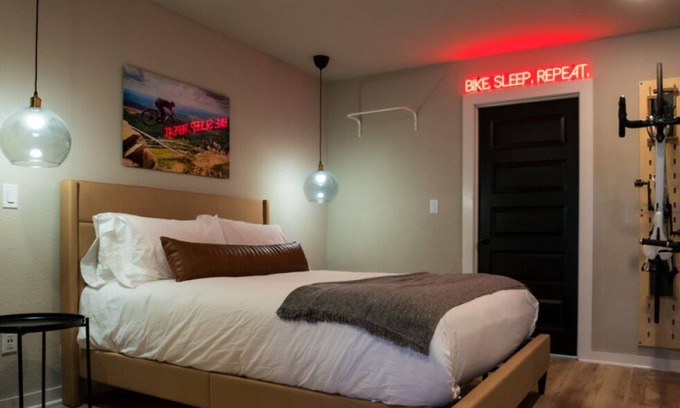 Bentonville Cabin | The Bike Inn #2, Back 40, Double Room