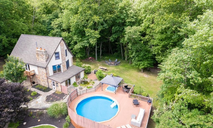 Lucas House | The Billy Pig Lodge – Pool, Hot tub & 7 acres!