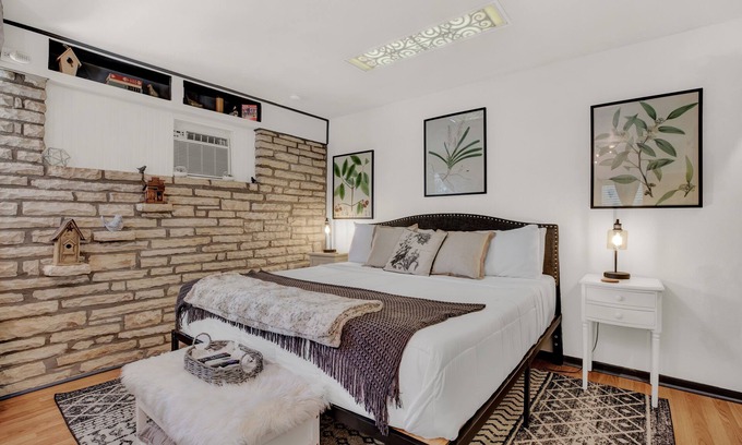 Fredericksburg Cottage | The Bird Haus - Cute Cottage with Jacuzzi tub