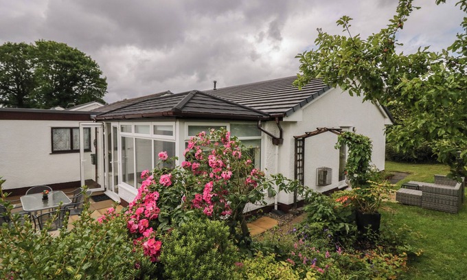 Windermere Cottage | THE BIRD'S NEST, pet friendly, with a garden in Bowness-On-Windermere