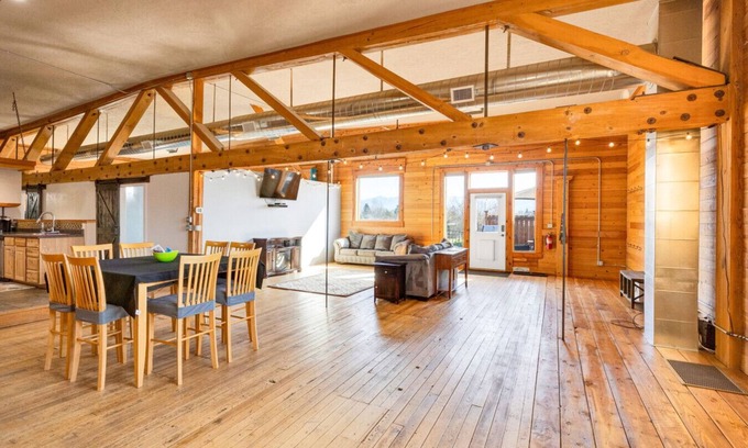 Hamilton Apartment | The Bitterroot Loft On 1st Street