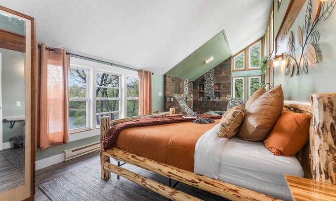 East Stroudsburg House | The Blue Canoe: Lakefront, Fishing & Fall Colors