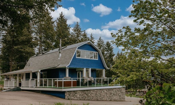 Central Okanagan House | The Blue Dream on Coral Beach