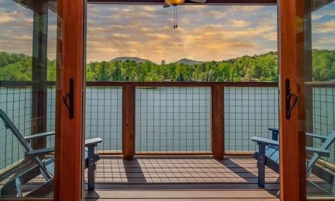 Landrum Apartment | The Boathouse: An adorable studio, with a kayak, right on Lake Lanier!
