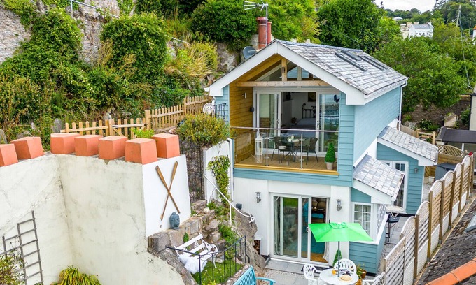 Torquay City Centre Ski Chalet | The Boathouse - Panoramic Sea View Retreat, near Town, Marina & Beach and Parking
