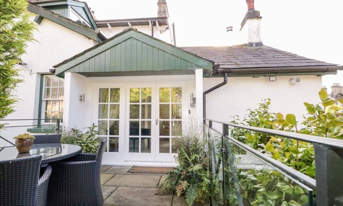 Kendal Cottage | THE BOLT HOLE, romantic, with a garden in Kendal