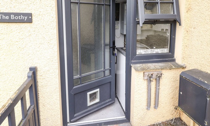 Penny Bridge Cottage | THE BOTHY AT WOODLAND VIEW, pet friendly in Penny Bridge