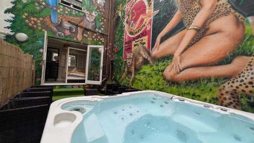 Kemptown House | The Brighton Parlour with Hot Tub