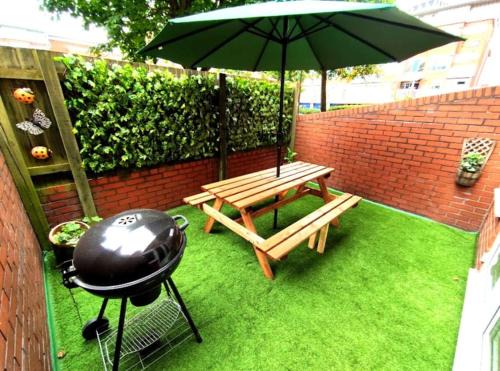 The Westside House | The Brum House with private garden, BBQ, 3 TVs with NETFLIX, Huge Lounge or Quadruple Bedroom plus 2 double bedrooms