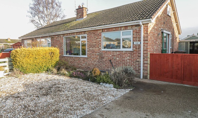 Driffield Cottage | THE BUNGALOW AT MILL FALLS, pet friendly in Great Driffield