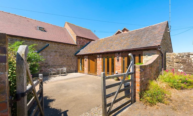 Billingsley Cottage | THE BYRE, character holiday cottage, with a garden in Billingsley