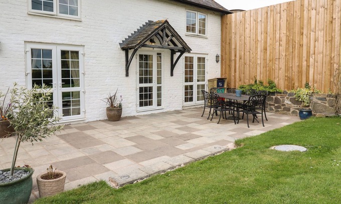 Kingswood House | THE BYRE, family friendly, character holiday cottage in Berriew