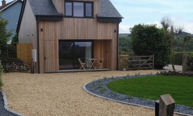 St. Agnes Cottage | THE CABIN AT ROPEWALK, pet friendly, with a garden in St Agnes
