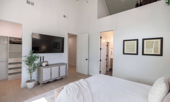 Ranchettes House | The Carla: 3-bedroom house in charming Cheyenne with WiFi, fitness room, AC