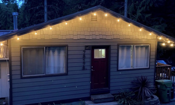Rainier Apartment | The Carpenter's Cottage- Serene; 2Bed, 1 bath, w/hot tub!