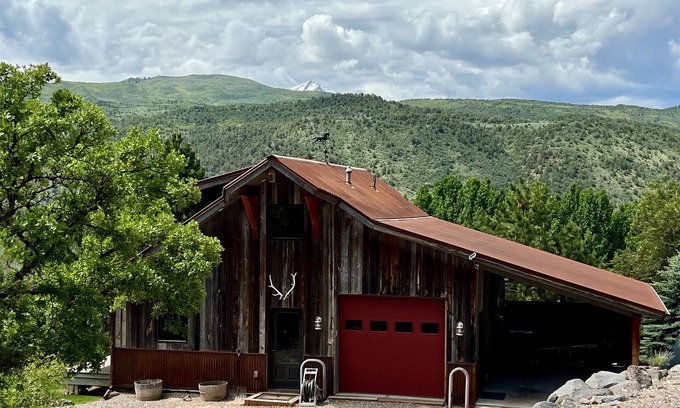 Cerise Ranch House | THE CARRIAGE HOUSE-Daily, weekly and monthly rentals.
