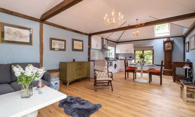 Woodbridge Cottage | The Cart Lodge - sleeps 2 guests in 1 bedroom