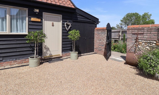 Weybread House | THE CARTLODGE, pet friendly, character holiday cottage in Harleston