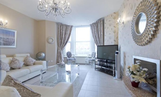 Bispham Apartment | The Champagne Duplex The Beach House *Accredited*