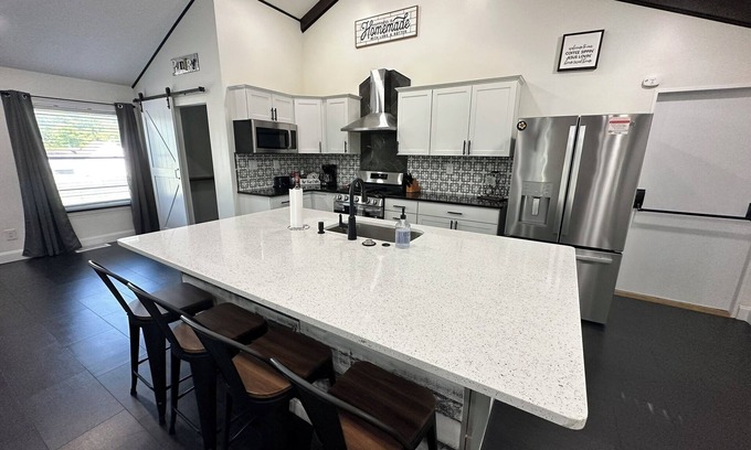 Ashtabula House | The Chapel- Beaches, GOTL, Historic Harbor