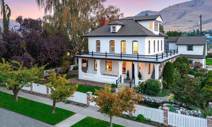 Chelan House | The Chelan Chateau 1 blk to lake/shops/food/wine/private sauna/media & game room